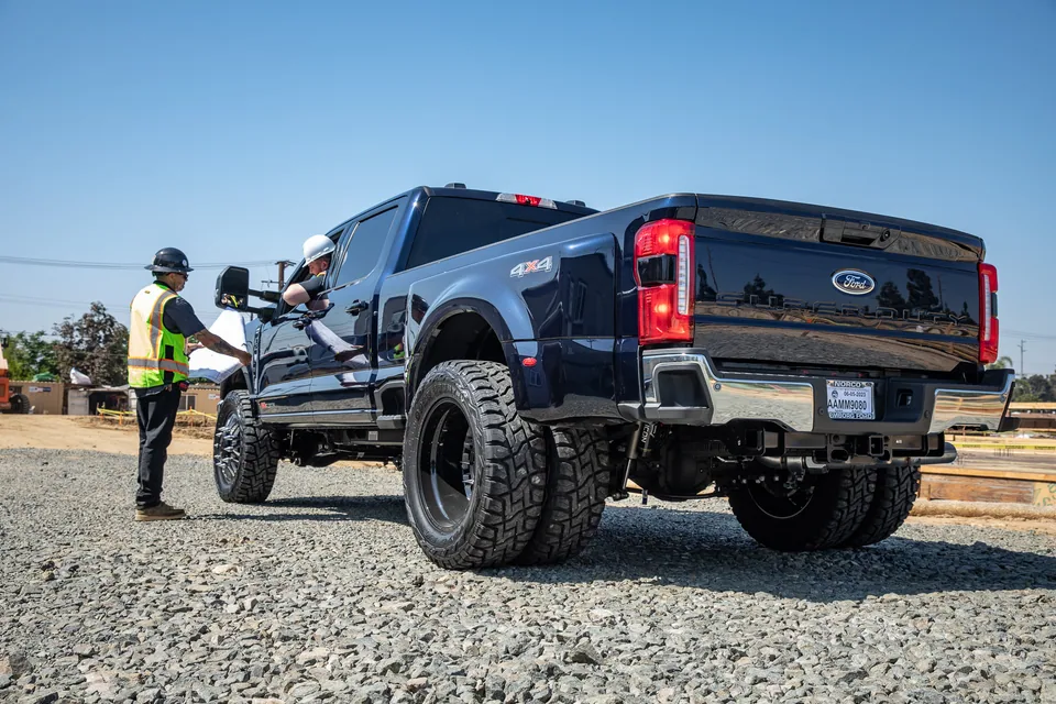 ICON 2023 Ford F-250/F-350 Super Duty 4WD, 2.5-3" Lift, Stage 2 Coilover Conversion System w/ Radius Arms K63162R 2 of 6