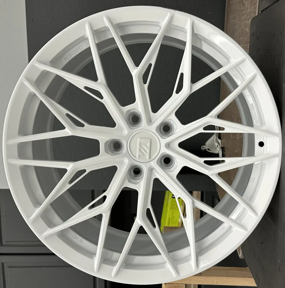 Variant Maxim Gloss White 4 of 5