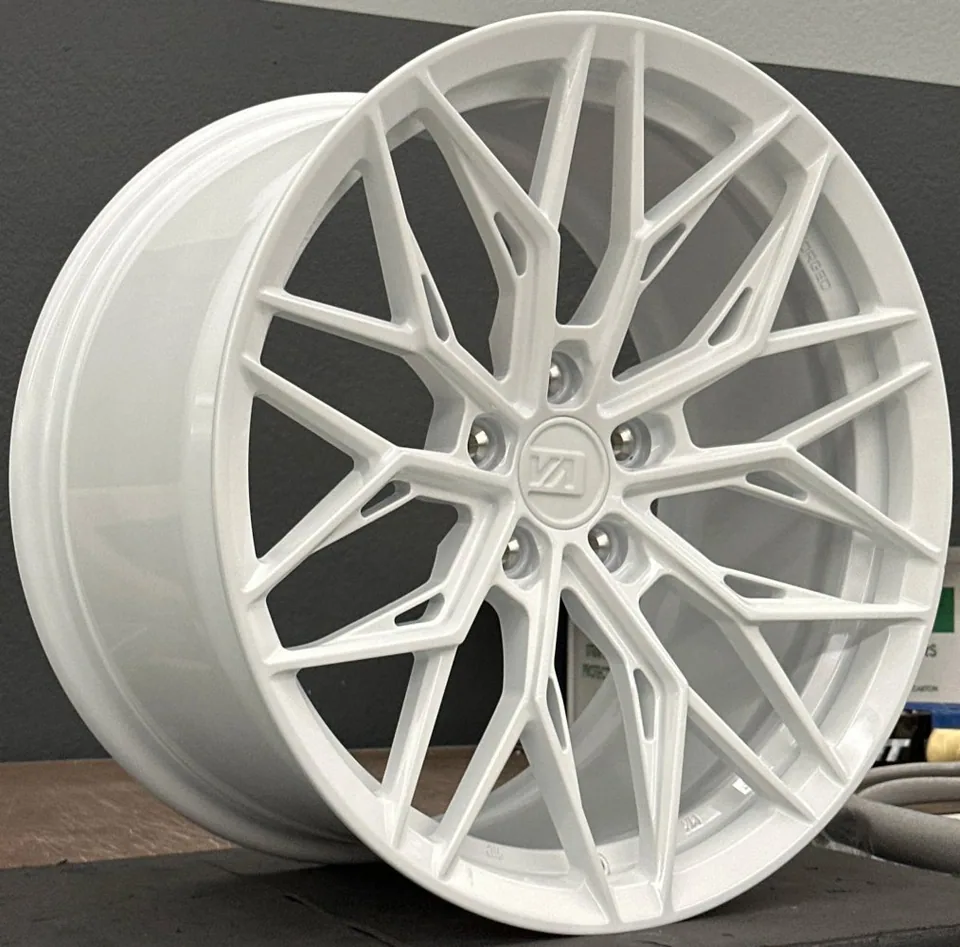 Variant Maxim Gloss White 5 of 5